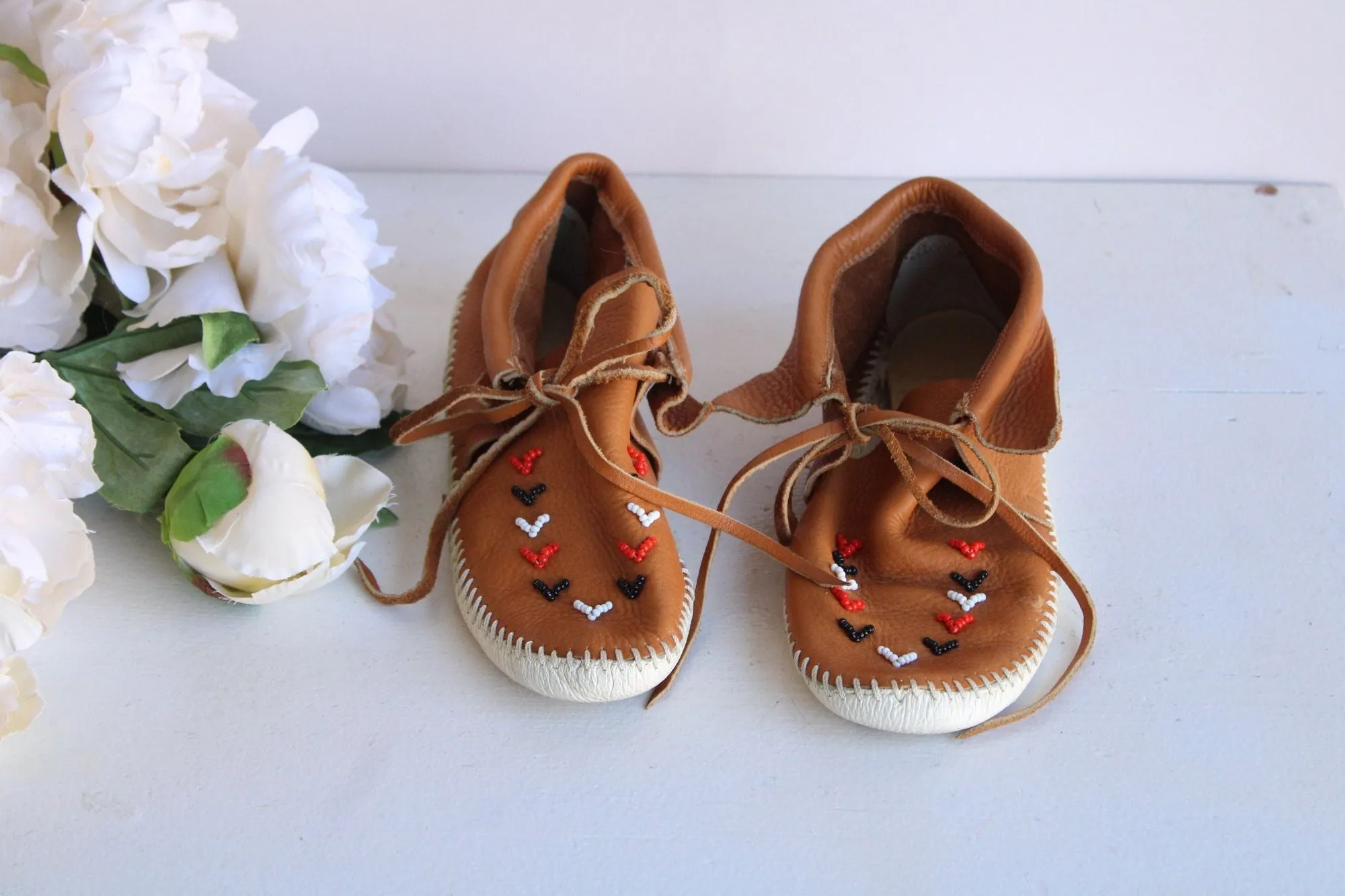 Vintage 1990's Moccasins, Tan Leather with Beading, Tru Moc with Swivel Action, Size 6.5